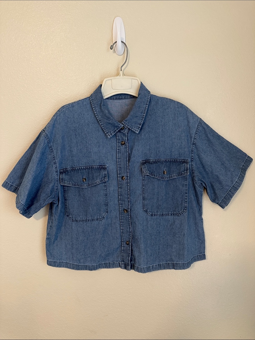 🌸GU Cropped Denim Button Down Collared Shirt🌸